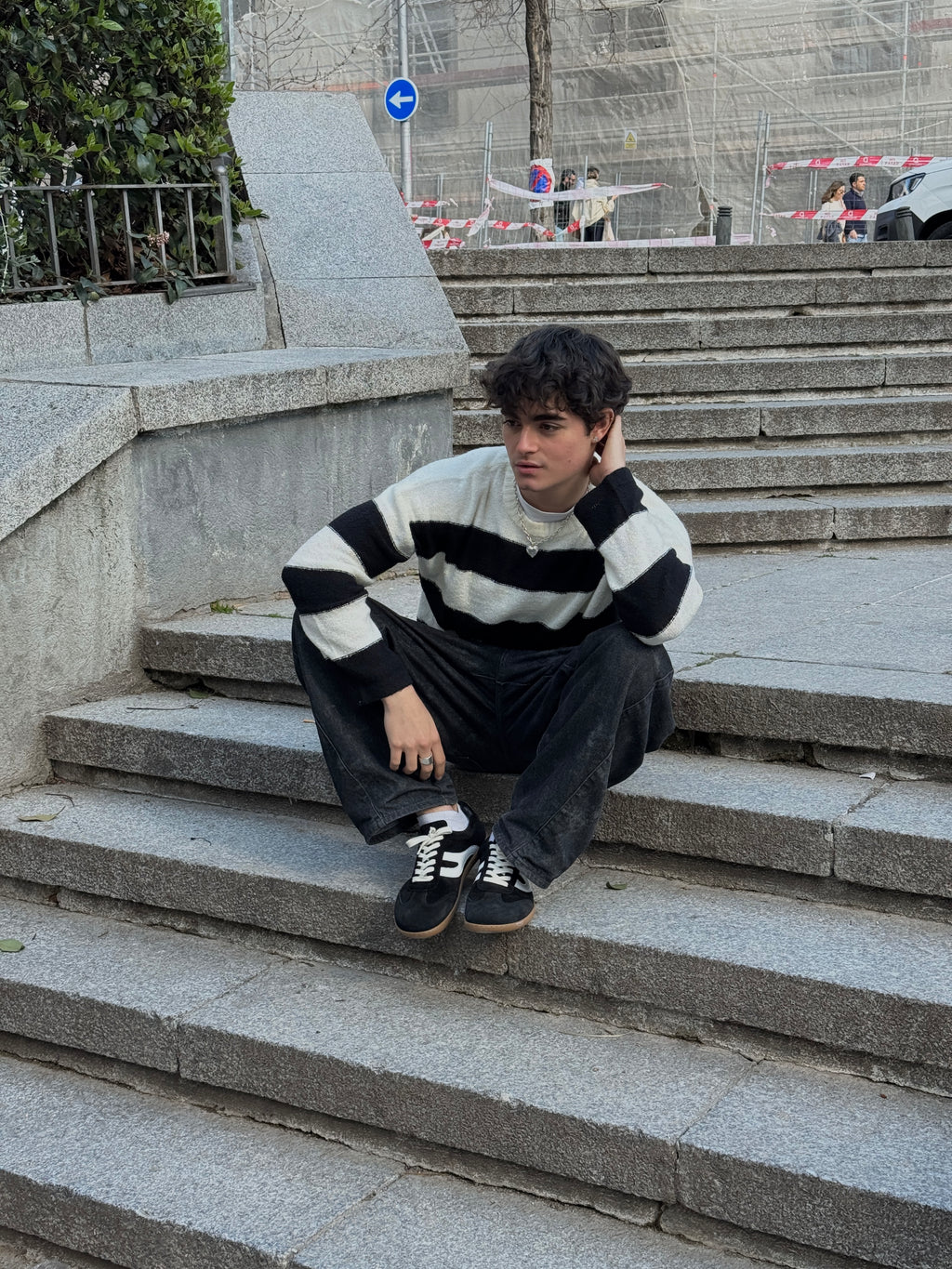 Persona llevando zapatillas barefoot Atlantic Coal negras en escaleras — ARNASA