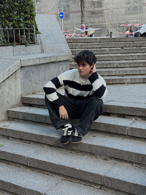 Persona llevando zapatillas barefoot Atlantic Coal negras en escaleras — ARNASA