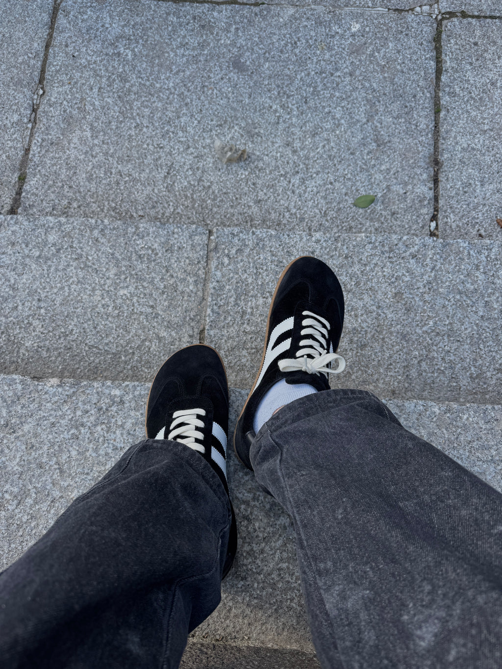 Vista desde arriba de zapatillas barefoot Atlantic Coal negras en ciudad — ARNASA