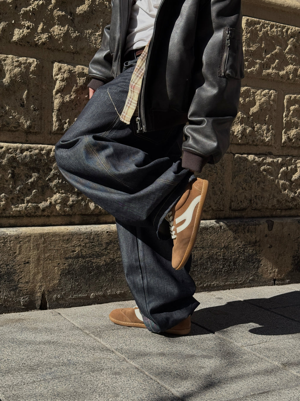 Detalle zapatillas barefoot Atlantic Oak marrones con vaqueros oscuros en calle de ciudad — ARNASA